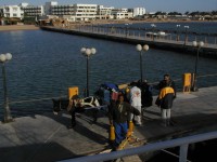 Blick vom Boot auf Steg und Strand